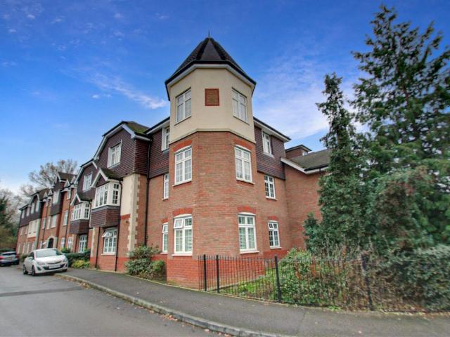 The Quadrant, Brighton Road, Addlestone, Surrey KT15, 2 bed flat to rent, £1,500 pcm | PrimeLocation
