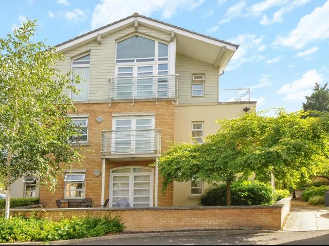 The Quadrant Rickmansworth WD3 2 bed flat to rent £1,750 pcm £404 pw