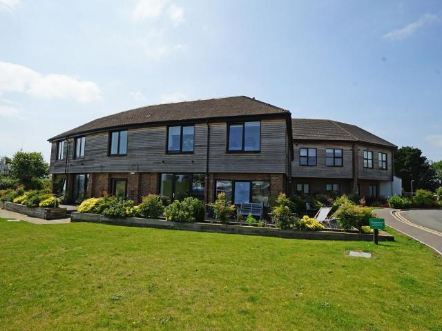 The Round House, Hayling Island PO11 2 bed ground floor flat to rent £1,650 pcm £381 pw