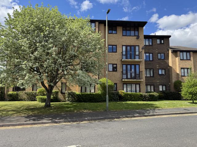 The Rowans, Woking GU22 1 bed flat to rent £1,350 pcm £312 pw