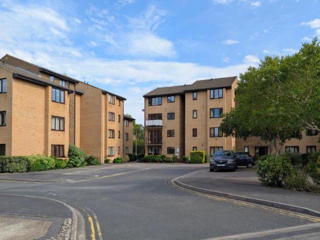 The Rowans, Woking GU22 2 bed apartment to rent £1,595 pcm £368 pw