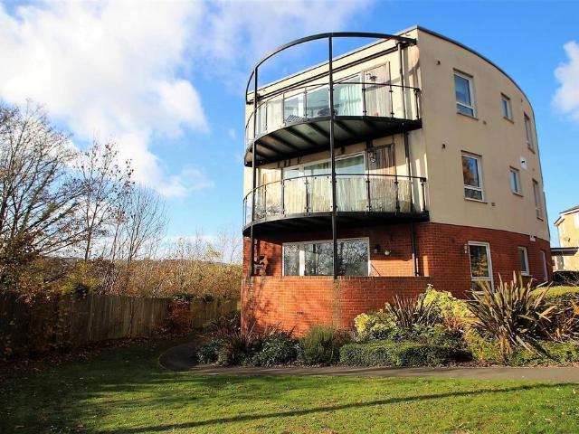The Roperies, High Wycombe HP13 2 bed apartment to rent £1,500 pcm £346 pw