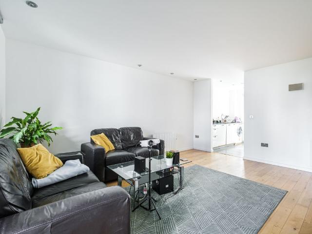 The Retreat, Earlsfield SW18, 3 bed flat to rent, £3,500 pcm | PrimeLocation