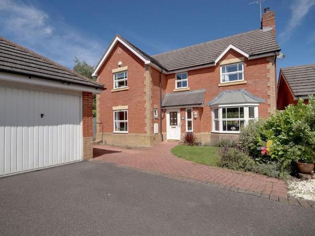 The Reddings, Cheltenham, GL51 4 bed detached house to rent £2,995 pcm £691 pw