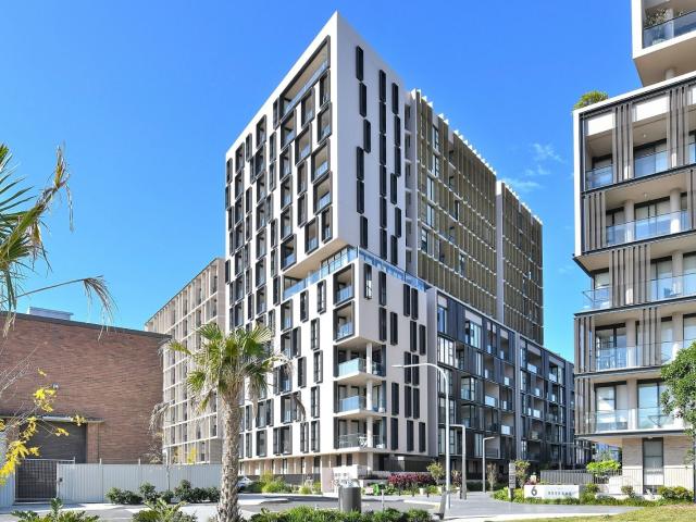 THE RESERVE LUXURIOUS PARKSIDE LIVING IN ZETLAND! Fully Furnished!