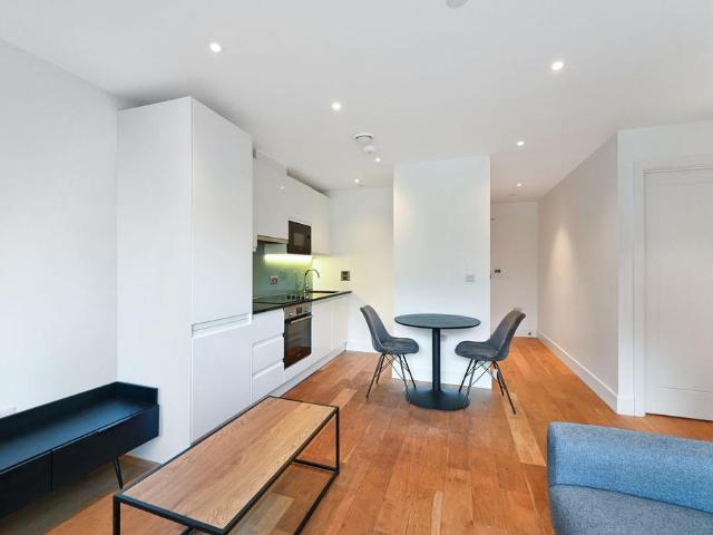 The Residences 2 bed flat to rent £1,600 pcm £369 pw
