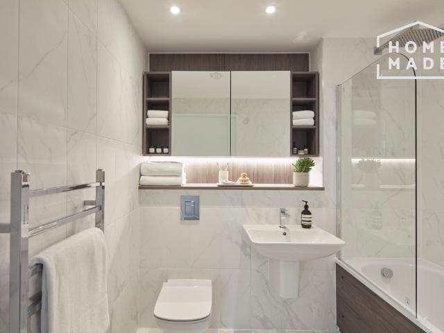 The Residences, West Tower, Deansgate. 2 bed apartment to rent £2,500 pcm £577 pw