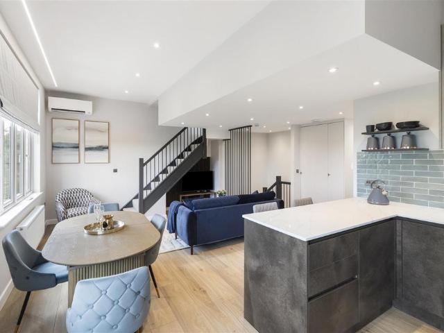 THE RIDGEWAY, GOLDERS GREEN, NW11 3 bed apartment to rent £4,247 pcm £980 pw