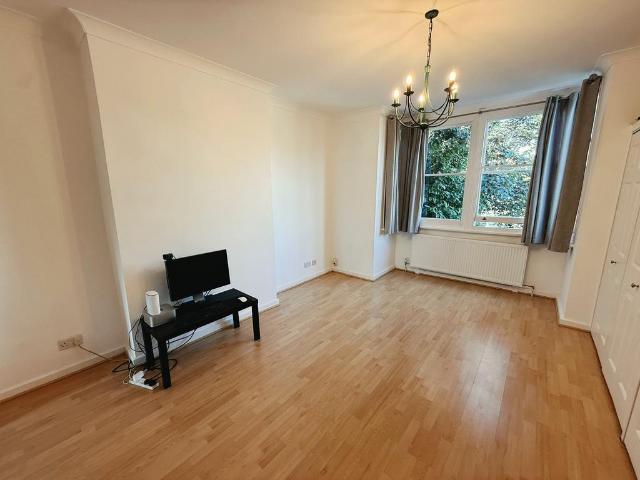 The Ridgeway, ENFIELD Studio to rent £1,300 pcm £300 pw