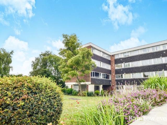 The Ridings, Chigwell IG7, 2 bed flat to rent, £1,650 pcm | PrimeLocation
