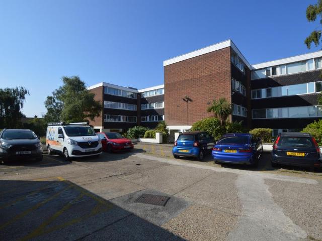 The Ridings, Romford Road, Chigwell. 2 bed flat to rent £1,750 pcm £404 pw