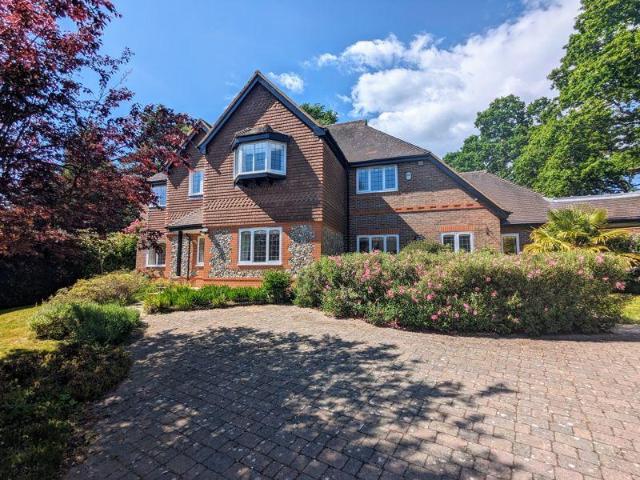 The Rise, Brockenhurst 5 bed village house to rent £5,500 pcm £1,269 pw