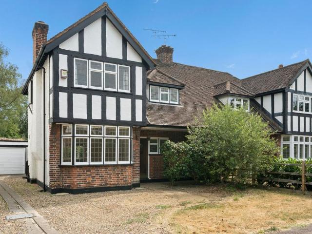 The Woodlands, Esher, KT10 3 bed semi detached house to rent £3,000 pcm £692 pw