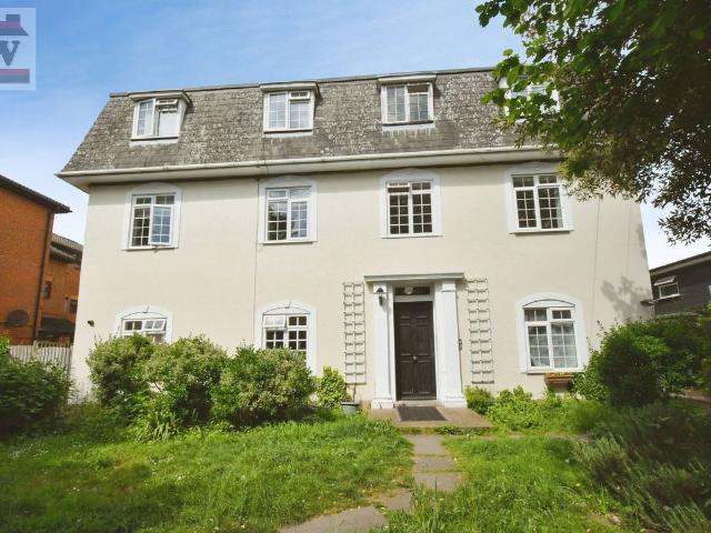 The Woodlands, Isleworth TW7, 2 bed flat to rent, £1,750 pcm | PrimeLocation