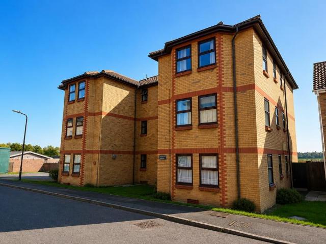 The Woodlands, Southend on Sea, SS3 1 bed flat to rent £1,100 pcm £254 pw