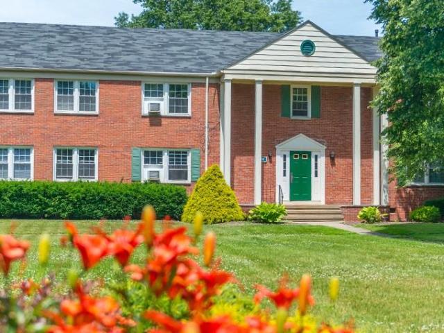 The Woods of Fairlawn 2 Bedroom Apartment for Rent at 17 Manor Road unit A, Akron, OH 44313 Wallhaven