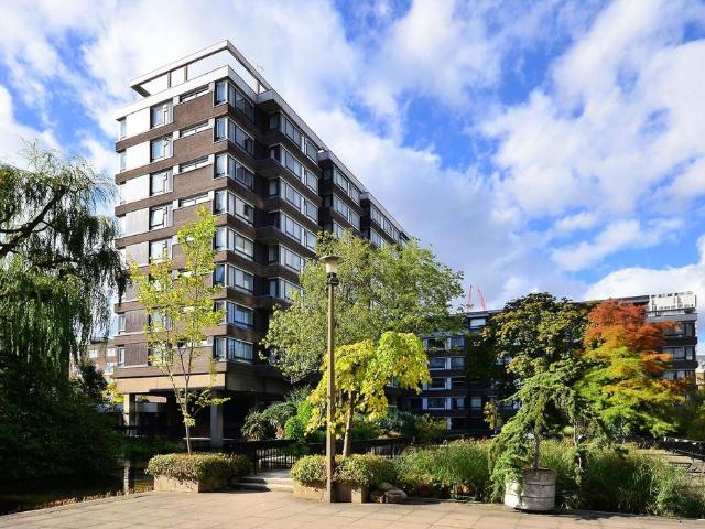 The Water Gardens, Hyde Park Estate. 2 bed flat to rent £3,012 pcm £695 pw
