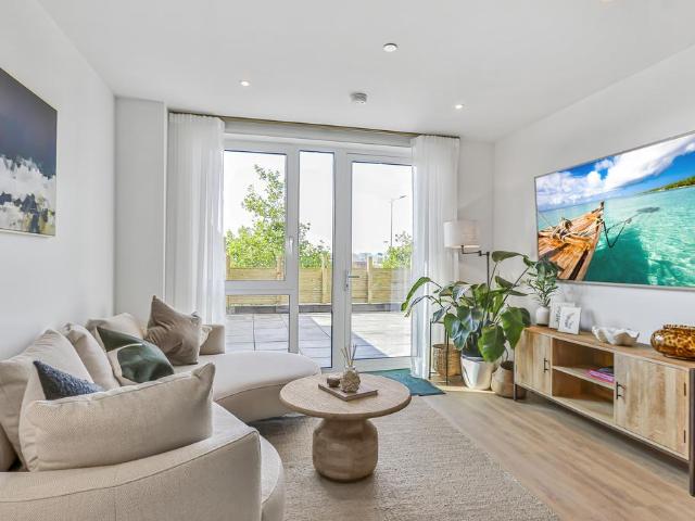 The Waterfront, 23 W Quay Rd BH15 2 bed apartment to rent £1,500 pcm £346 pw