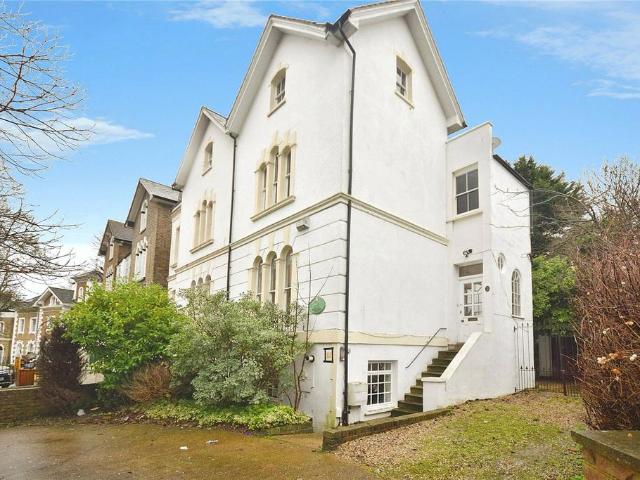 The Waldrons, Croydon CR0 5 bed detached house to rent £4,000 pcm £923 pw