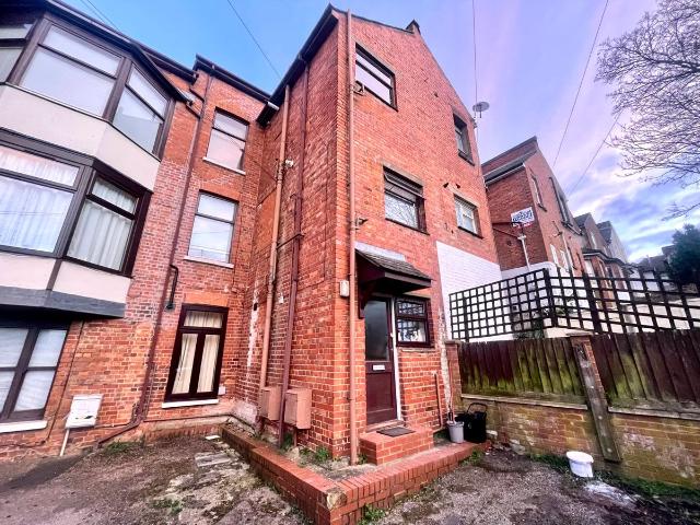 The Warren, Aldershot, Hampshire GU11, 1 bed flat to rent, £875 pcm | PrimeLocation