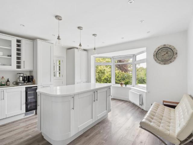 The Warren, Radlett WD7 5 bed detached house to rent £5,000 pcm £1,154 pw
