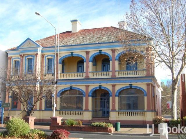 'THE WHITE HOUSE' PRESTIGIOUS AND ICONIC BUILDING