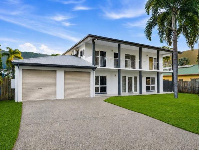 'The White House' with Dual Living Granny Flat | Huge Outdoor Area & Swimming Pool