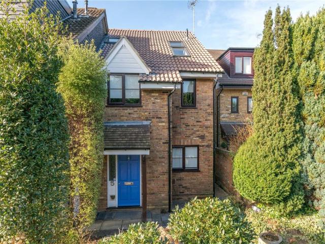 The Willows, Weybridge, KT13 4 bed semi detached house to rent £3,995 pcm £922 pw