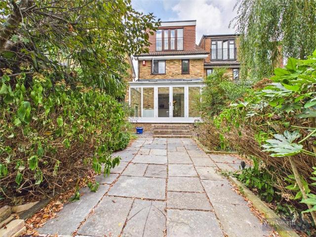 The Willows, Weybridge KT13 5 bed semi detached house to rent £3,995 pcm £922 pw