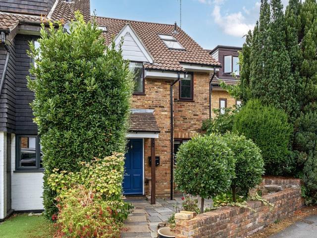The Willows, Weybridge, Surrey, KT13 5 bed semi detached house to rent £3,995 pcm £922 pw