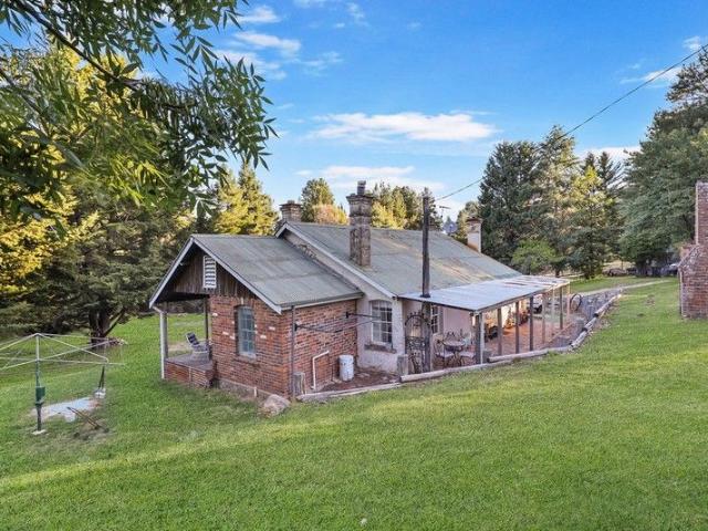 'THE WILLOWS ' ORIGINAL CIRCA '1872' COTTAGE IN THE HEART OF HISTORIC HILL END