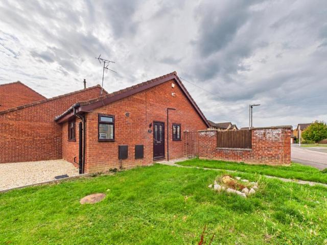 The Willows, Quedgeley, Gloucester. 2 bed terraced house to rent £1,250 pcm £288 pw