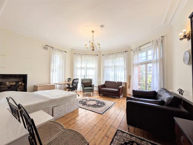 The Towers, London NW4 3 bed apartment to rent £2,550 pcm £588 pw