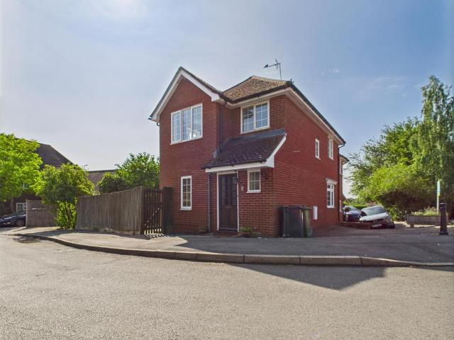 The Topiary, Lychpit, Basingstoke, RG24 3 bed semi detached house to rent £1,650 pcm £381 pw