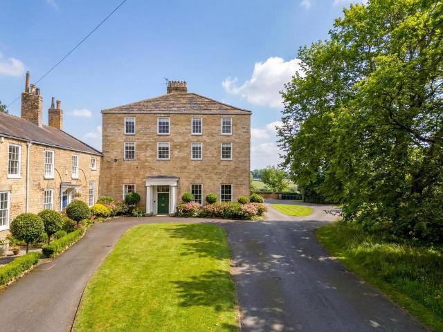 The Terrace, Wetherby LS23 6 bed end of terrace house to rent £6,250 pcm £1,442 pw
