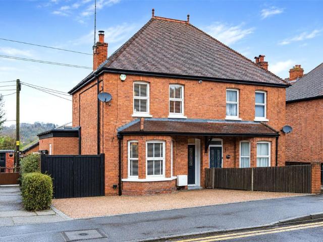 The Terrace, Knowl Hill, Reading. 4 bed semi detached house to rent £2,950 pcm £681 pw