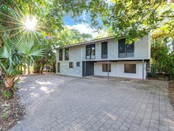 House for sale in Tiwi - Swimming pool
