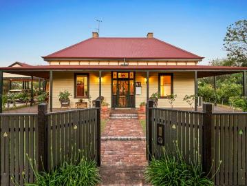 THE TIMELESS BEAUTY OF A CLASSICAL RESIDENCE.