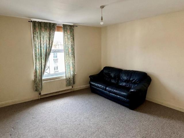 The Triangle, Bournemouth 2 bed flat to rent £900 pcm £208 pw