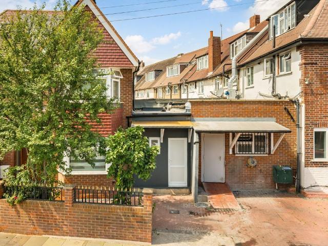 The Triangle, Kingston Upon Thames KT1, Studio to rent, £950 pcm | PrimeLocation