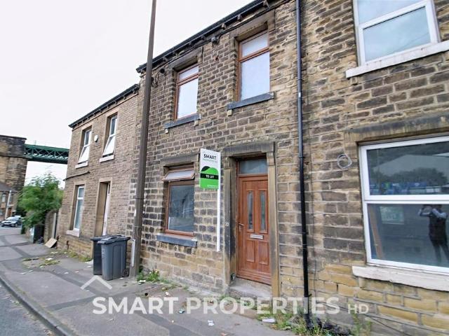 The Triangle, Huddersfield HD1 3 bed terraced house to rent £700 pcm £162 pw