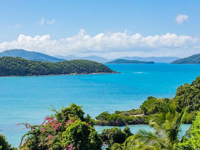 THE TROPICAL HOUSE WHITSUNDAYS | Waterfront, Character & Whitsunday Living
