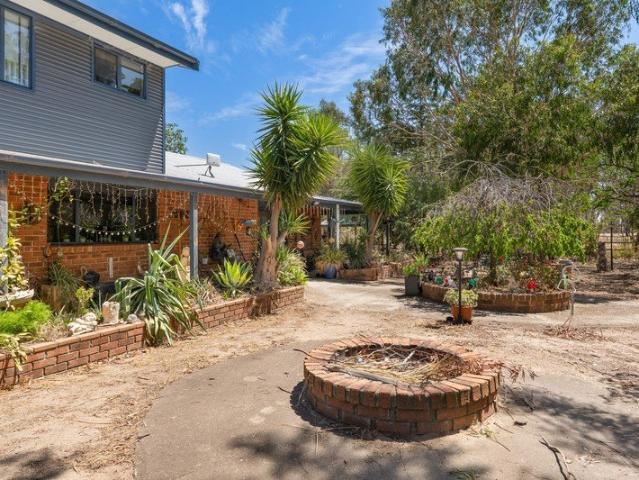 Country Escape 6.2 Acres | 4 Bed Main Residence | Self Contained Sleepout | Rustic Entertainer's Bar