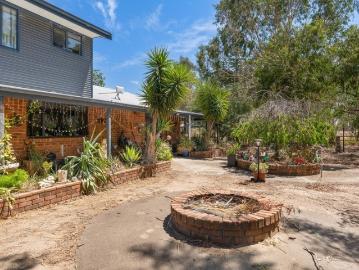 Country Escape 6.2 Acres | 4 Bed Main Residence | Self Contained Sleepout | Rustic Entertainer's Bar