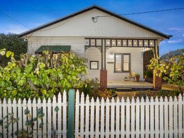 The Ultimate Central Lifestyle Property Walk to the CBD, Train Station & More