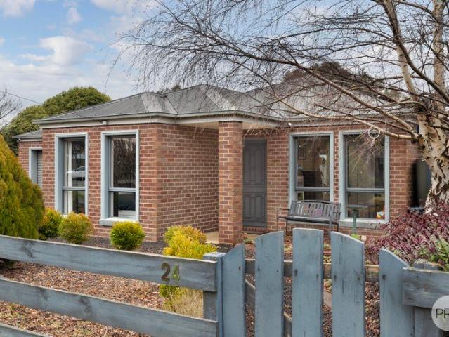 The Ultimate Aussie Dream Modern Comfort & Country Lifestyle On Over 1,000m²