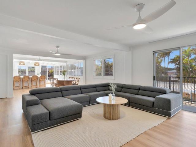 The Ultimate Beachside Penthouse 5 Bedrooms & 140m² Rooftop Terrace, Steps from Park Beach
