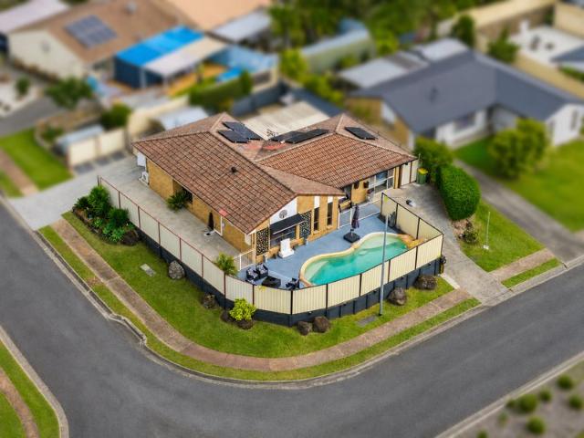 THE ULTIMATE FAMILY ENTERTAINER WITH POOL & MULTIPLE LIVING AREAS