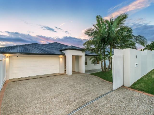 THE ULTIMATE FAMILY HOME IN WALK TO SCHOOL LOCATION