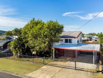 THE ULTIMATE FAMILY HOME POOL, BAR, SHED & ROOM FOR 7 VEHICLES